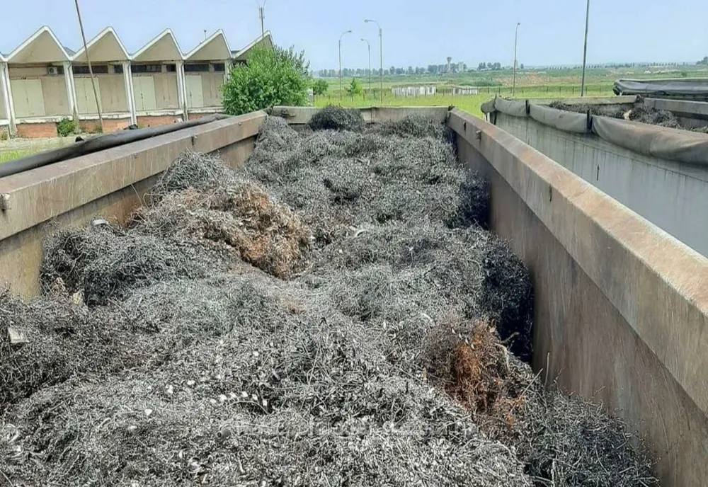 Trei autocamioane încărcate cu peste 64 de tone deşeuri din pilitură de fier, oprite la PTF Giurgiu