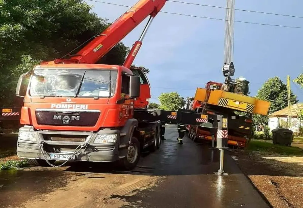 Pericol la Băneasa. Un trailer care transporta o macara, la un pas să se răstoarne. Cine a intervenit