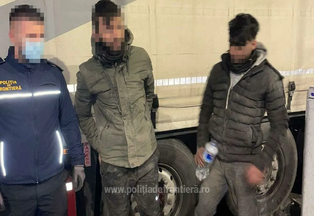 Trei afgani și un pakistanez, descoperiți pe osiile unor semiremorci, la PTF Giurgiu