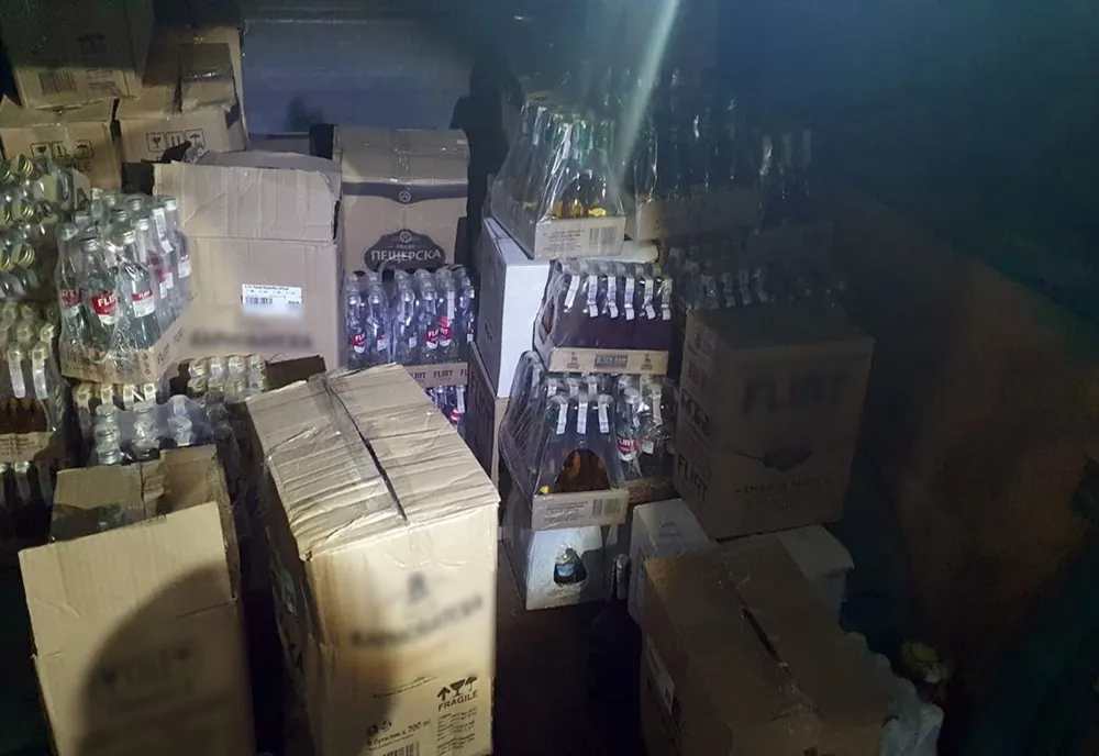 Giurgiu. Aproximativ 1.500 de sticle cu alcool și 130 de articole vestimentare, descoperite într-un microbuz bulgăresc