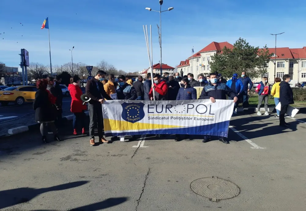 Revoltă a polițiștilor giurgiuveni. Oamenii legii pichetează Prefectura 