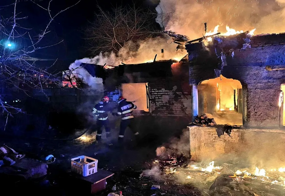 Giurgiu. Casă cuprinsă de flăcări, în localitatea Bâcu