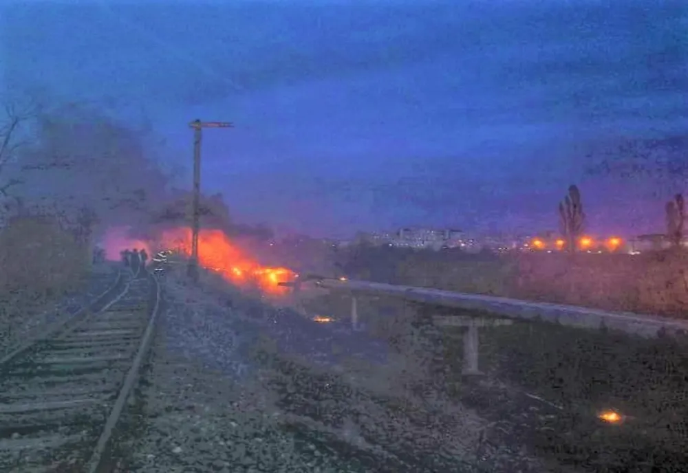 Conducte de căldură din Giurgiu, afectate de incendiile de vegetaţie uscată - VIDEO