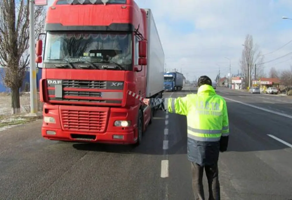 Giurgiu. Acţiune rutieră pe DN6. Autovehicule de transport persoane și marfă, verificate de polițiști  