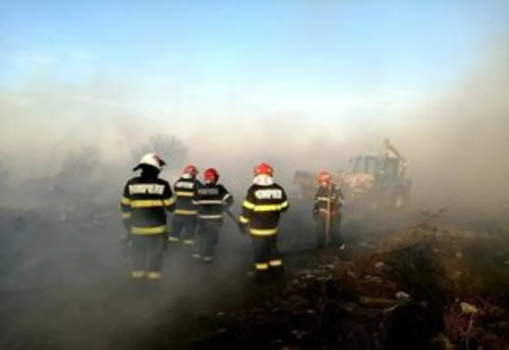 Incendiu de amploare la Bolintin Vale din cauza arderilor ilegale. Autospeciale din Giurgiu şi Ilfov acţionează pentru stingerea flăcărilor