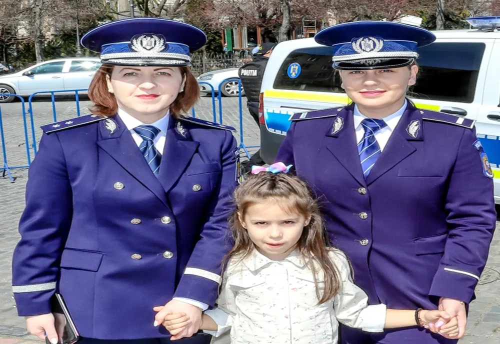 Expoziție cu tehnica polițiștilor, în centrul Giurgiului. Copiii s-au înghesuit să facă fotografii cu oamenii legii