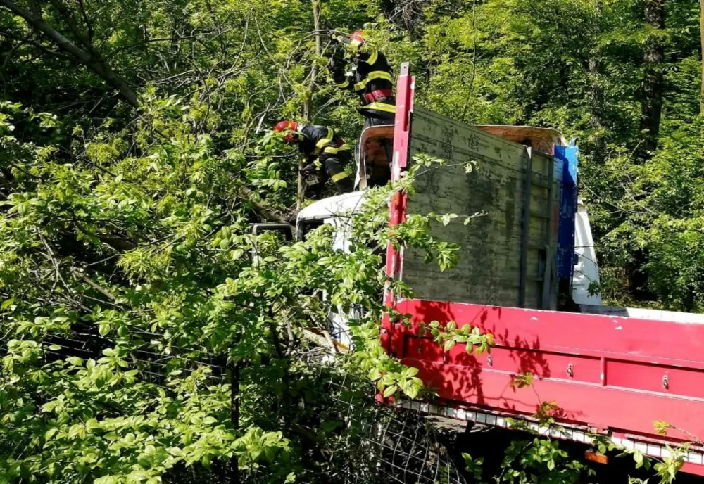 Accident pe A1, în judeţul Giurgiu. Un şofer de TIR a pierdut controlul volanului şi a ieşit în afara părţii carosabile 