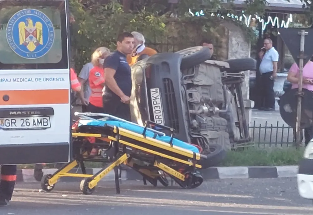Giurgiu. Coliziune între două autoturisme pe şos Bucureşti. Unul dintre autoturisme s-a răsturnat