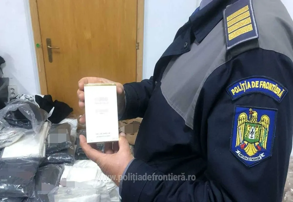 Parfumuri şi încălţăminte, susceptibile a fi contrafăcute, descoperite în două mijloace de transport, la P.T.F. Giurgiu  