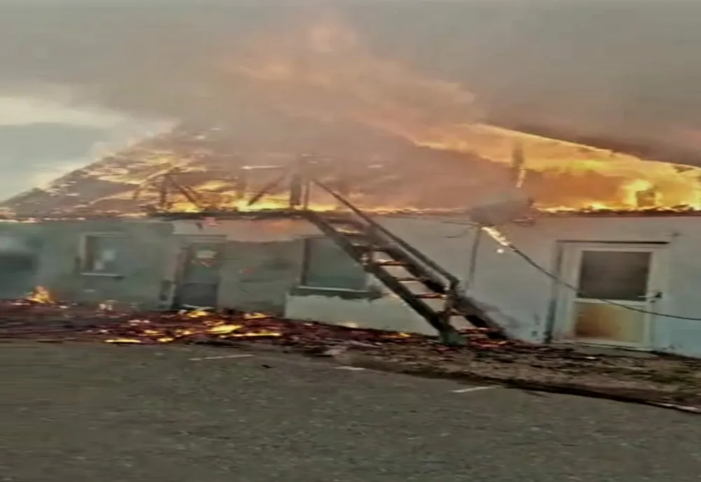 Incendiu în Târgul de la Călugăreni! Un magazin, clădirea administrativă şi o anexă, în flăcări!