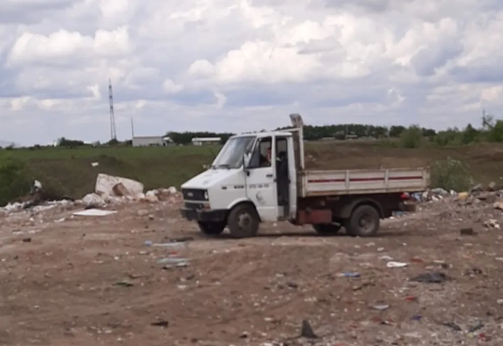 Bărbat amendat după ce a aruncat deşeurile dintr-o autoutilitară pe o stradă din Giurgiu