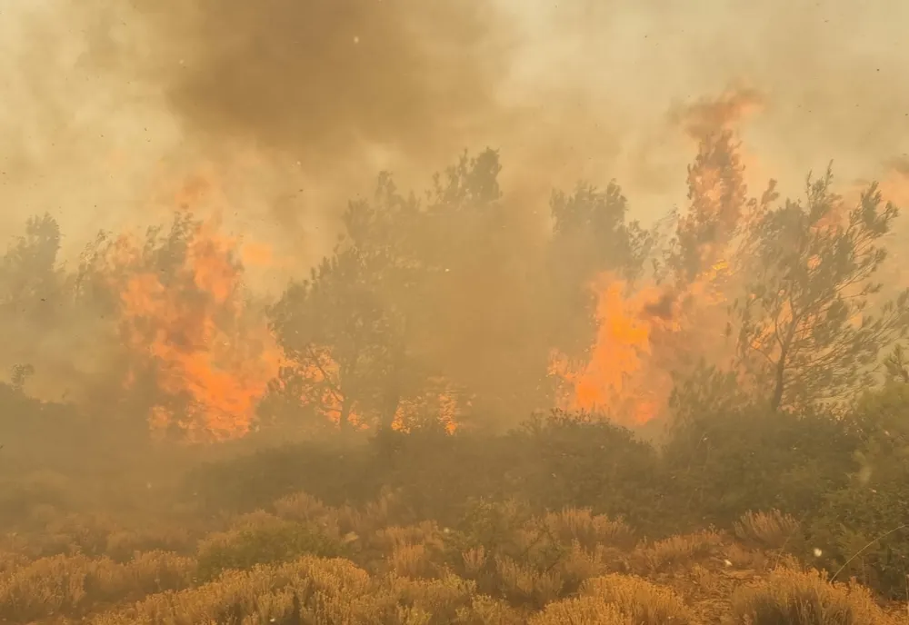 Incendii Grecia. Zeci de mii de turiști, printre care și români, evacuați de urgență. Cea mai mare misiune de salvare - VIDEO