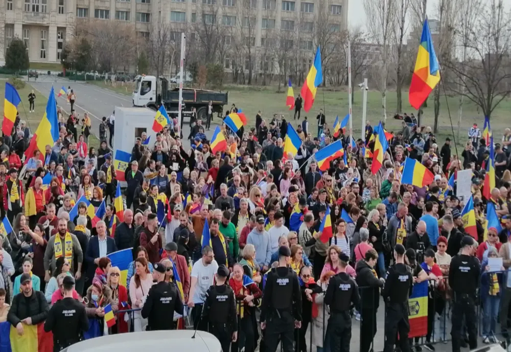 ROMÂNII IES ÎN STRADĂ, NEMULȚUMIȚI DE NOILE MĂSURI FISCALE. MOBILIZARE URIAȘĂ ÎN TOATĂ ȚARA, DUMINICĂ