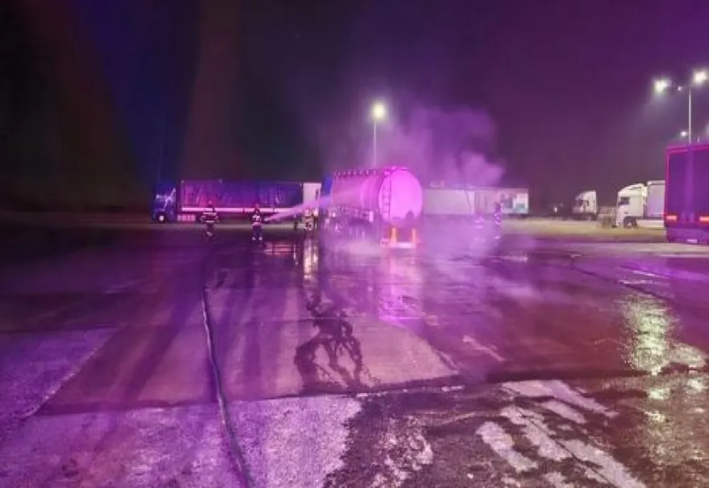 INTERVENȚIE CU AUTOSPECIALA PENTRU ACCIDENTE CHIMICE LA PTF GIURGIU, DUPĂ CE O CISTERNĂ CU ADEZIV A LUAT FOC