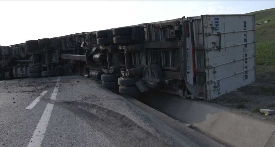 foto-tir-rasturnat-pe-centura-valcele-apahida-combustibilul-s-scurs-pe-carosabil-update-2