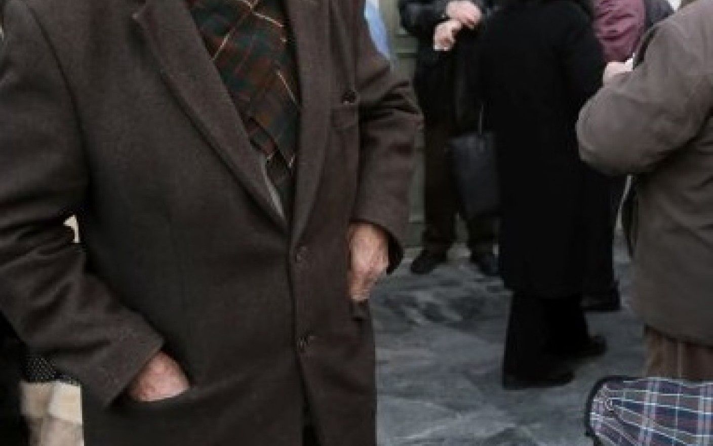 bătrân deposedat de bunuri și de bani