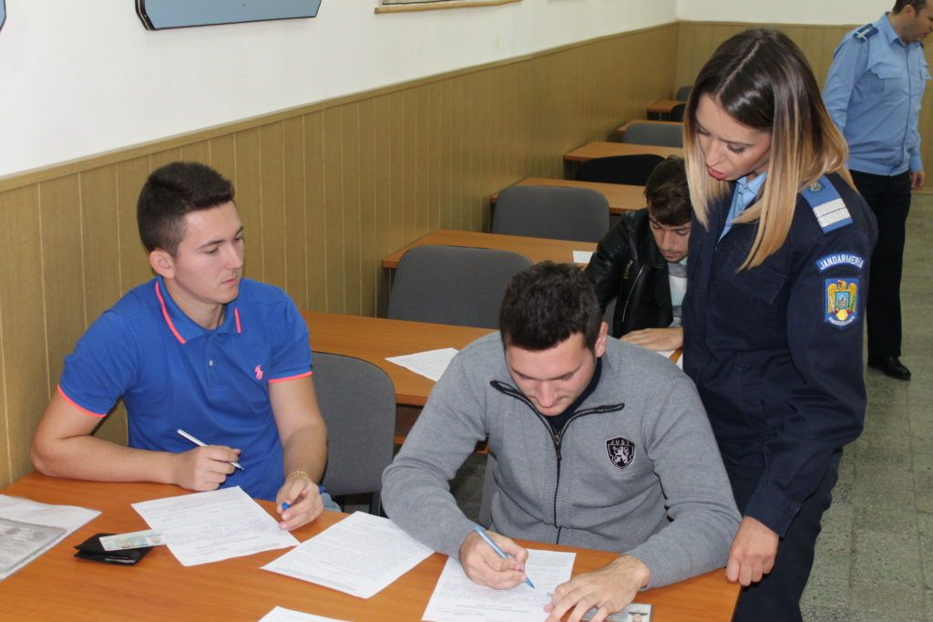 tineri admiși la școlile de subofițeri