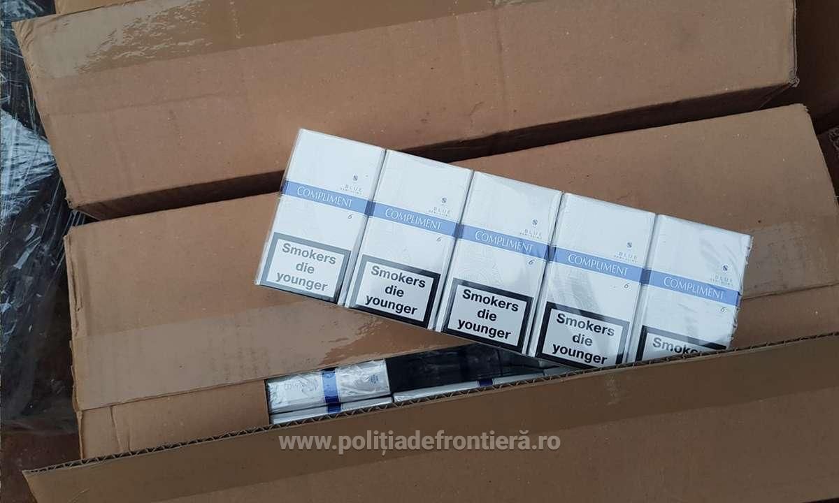 Pachete cu țigări disimulate în cutii cu dulciuri