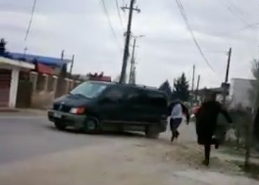 bataie-cu-bate-si-topoare-si-impuscaturi-in-fata-sediului-politiei-din-bolintin-vale-video-584297