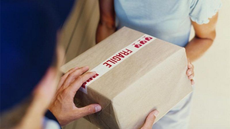 a înșelat o vânzătoare cu un colet