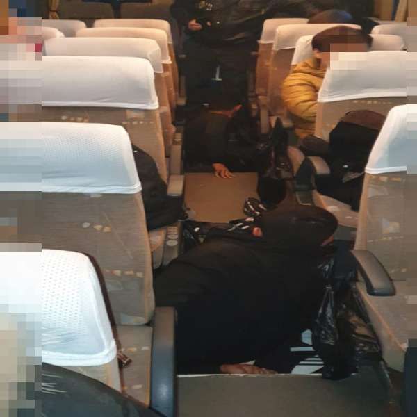 șase cetățeni descoperiți sub podea în autocar