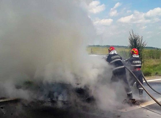 autoturism în flăcări
