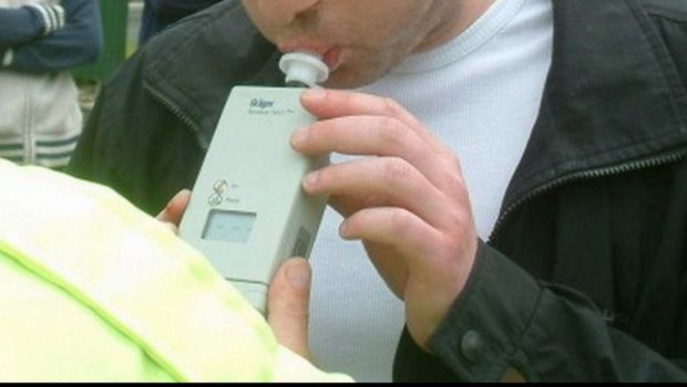 bărbat găsit băut la volan