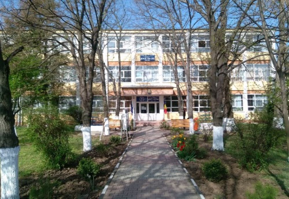 Două eleve din Giurgiu s-au bătut din cauza unui băiat, iar una dintre ele a ajuns la spital 