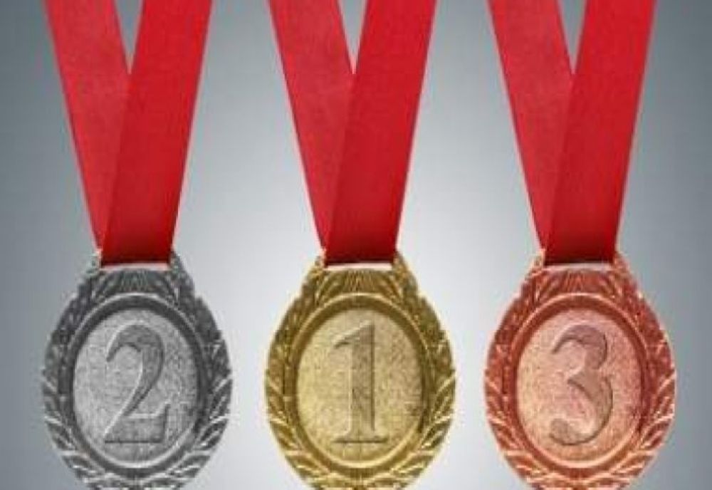 Premii pentru elevii olimpici și calculatoare noi pentru școli