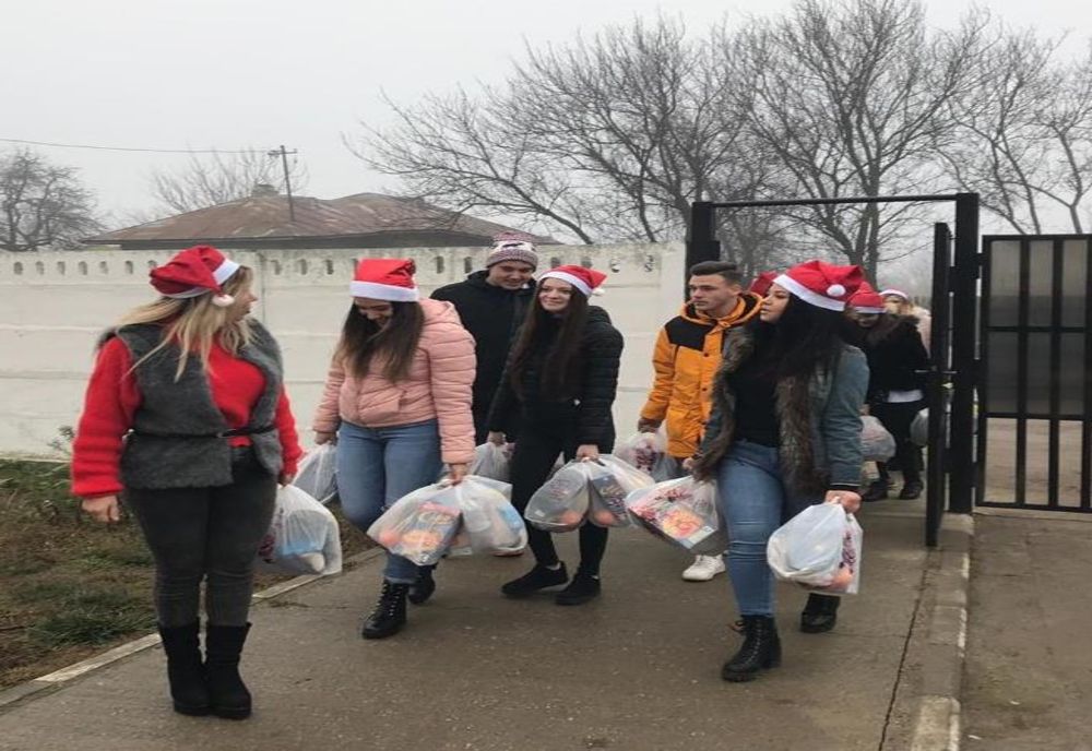 Un grup de giurgiuveni,în vizită la vârsnicii de la căminul din Oncești