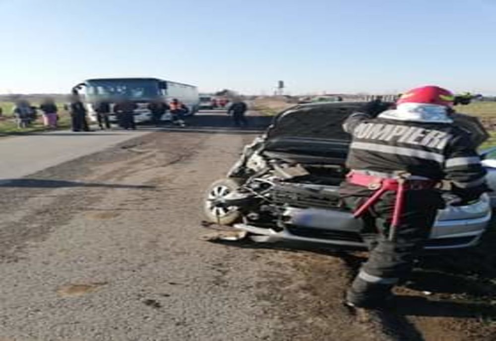 Accident rutier între un autobuz în care se aflau 20 de persoane și un autoturism. Două persoane au fost rănite