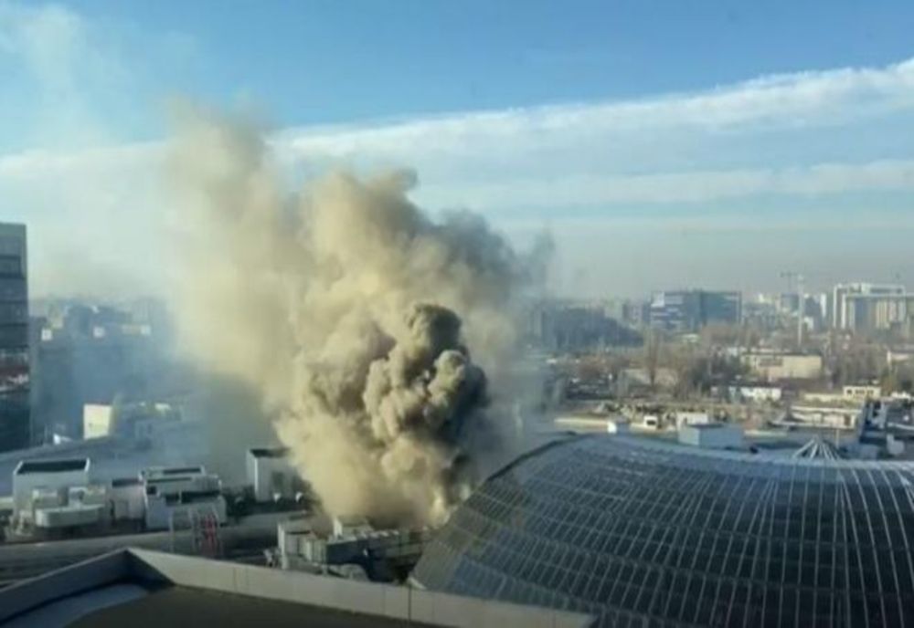 AFI Cotroceni, cuprins de flăcări! Oamenii, evacuaţi de urgenţă