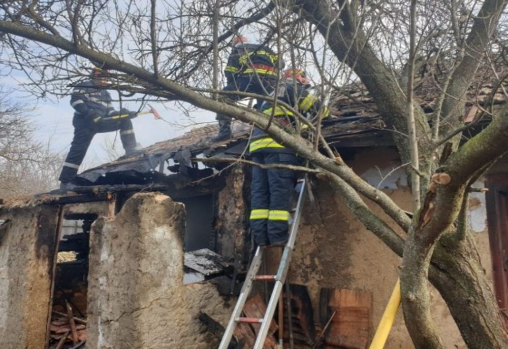 Nenorocire în ziua de Crăciun. Casă distrusă în urma unui incendiu
