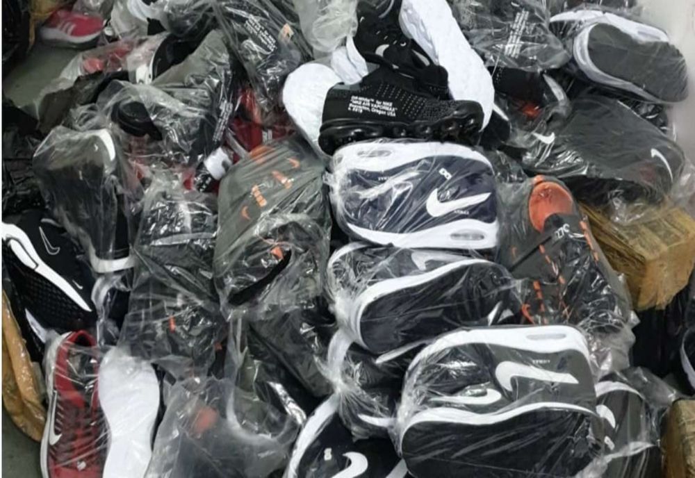 Haine, parfumuri, genți și pantofi sport ”de firmă”, confiscate dintr-un autocar cu turiști