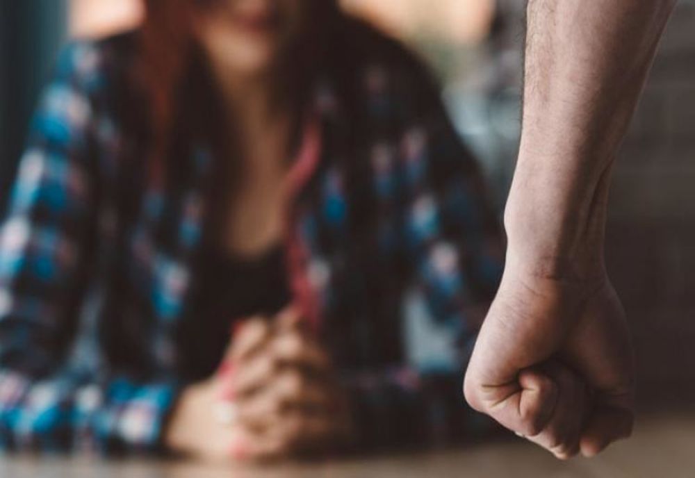 Ce a pățit un bărbat care și-a amenințat copilul și și-a agresat soția