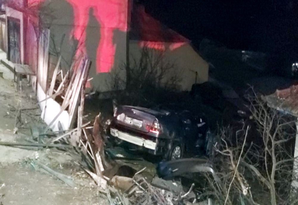 Un tânăr aflat sub influența alcoolului a ajuns la spital după ce s-a răsturnat cu mașina într-o curte 