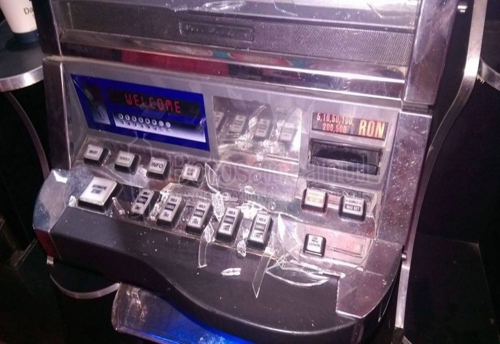 Un tânăr a distrus un aparat de jocuri electronice