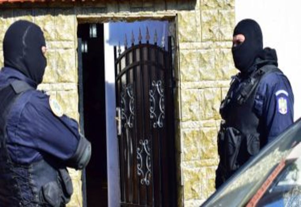 Percheziții de amploare! Persoane bănuite de cămătărie și șantaj