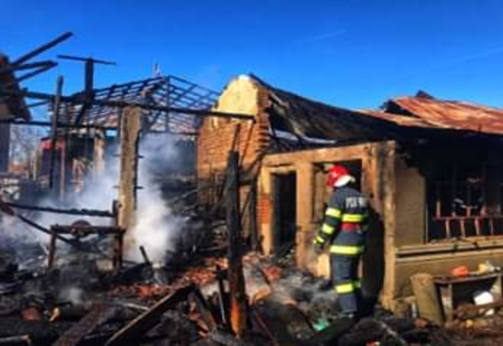 O casă și trei tone de lemne au ars la Colibași