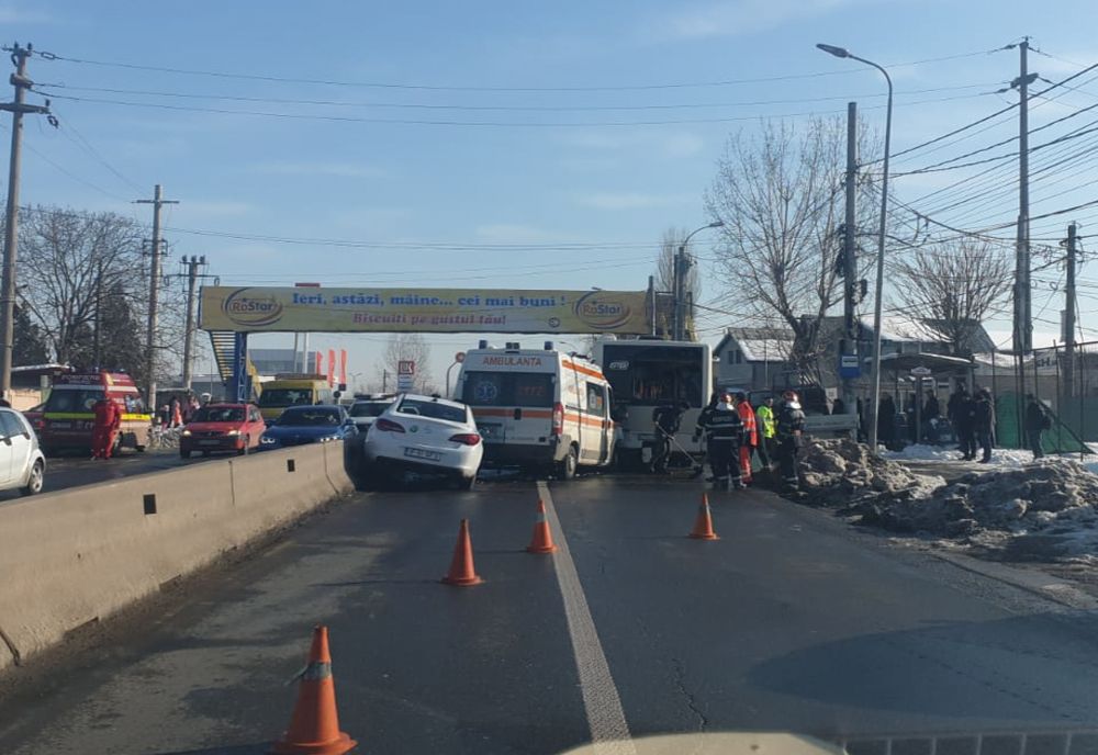 Cinci persoane rănite într-un accident lângă București. Sunt implicate o ambulanță, un autobuz STB și un autoturism
