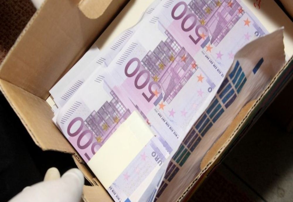 Polițiștii au găsit aproape 100.000 de euro falși în doar două săptămâni