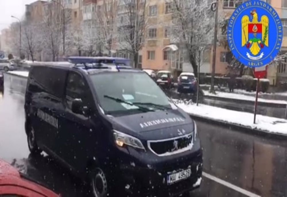 Jandarmii și polițiștii transmit mesaje prin megafon la Giurgiu: ”Rămâneți în casă”