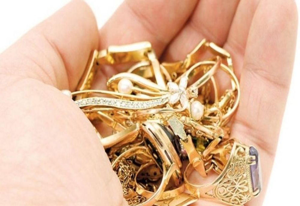 Doi bărbați din Vâlcea au înșelat un bătrân din Giurgiu cu bijuterii false în valoare de 18.000 lei