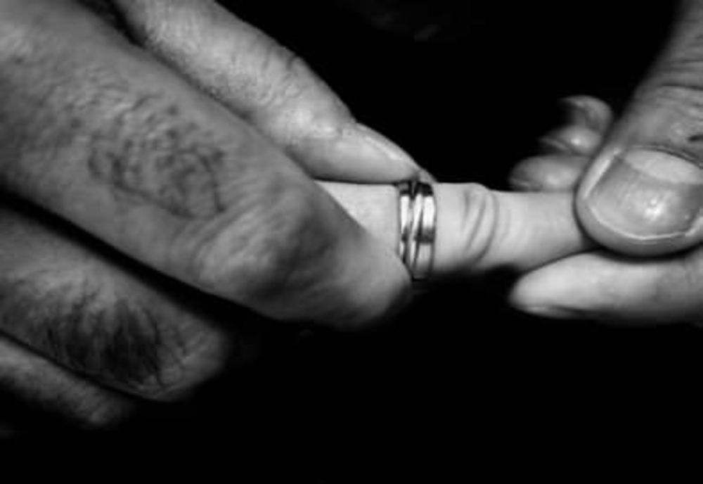 Un copil din Giurgiu și-a pus pe deget un inel de metal și nu l-a mai putut scoate. A fost nevoie de intervenția salvatorilor