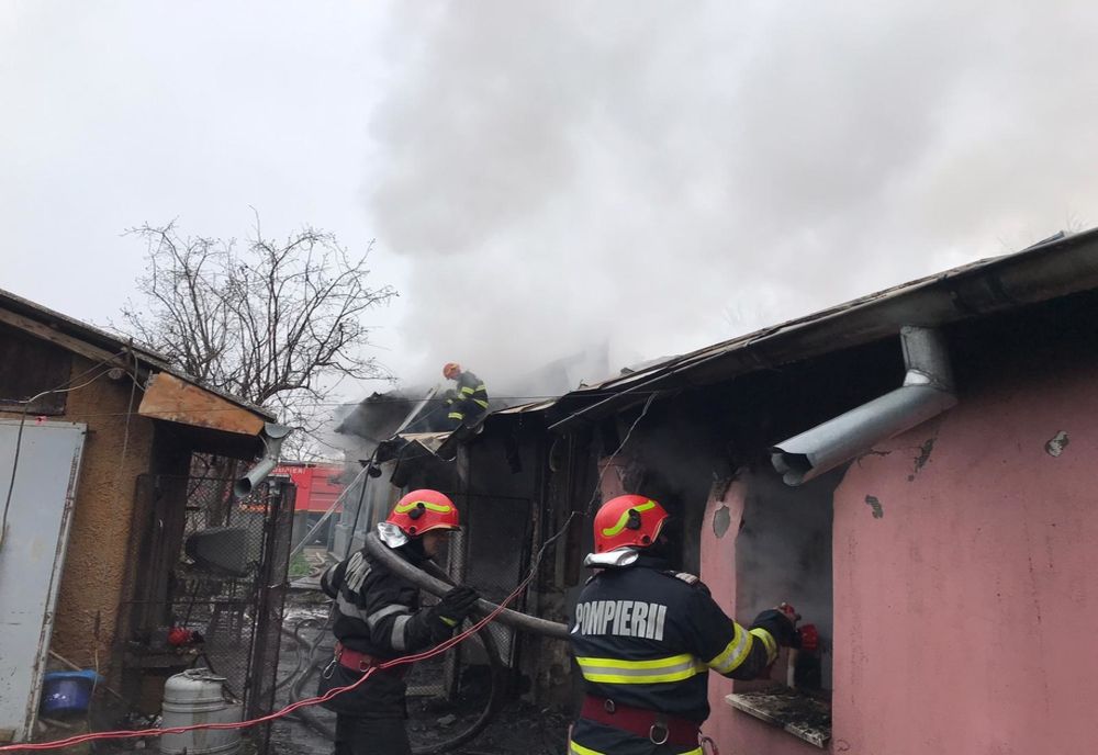 O casă a luat foc în Mironești. Au ars mai multe camere și bunuri din locuință