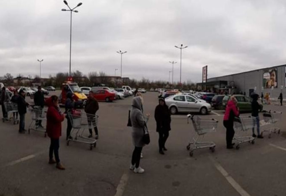 Cozi interminabile la magazine: giurgiuvenii şi-au făcut, din nou, proviziile 