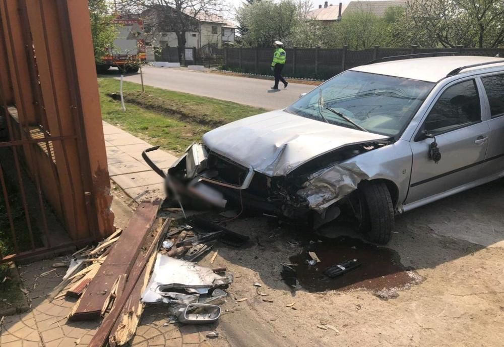 Accident rutier în localitatea Săbăreni. Un autoturism a intrat într-o conductă de gaze