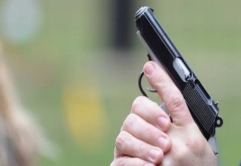 Focuri de armă la Bolintin Vale. Poliţiştii au împuşcat un bărbat care i-a ameninţat cu cuţitul