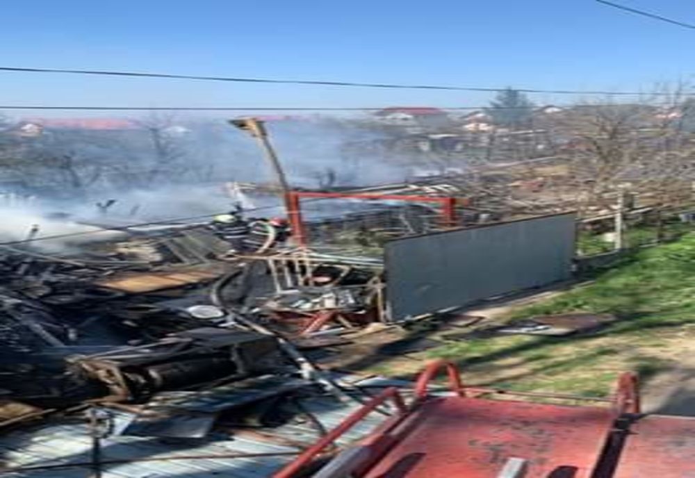 Incendiu violent la o gospodărie din localitatea Milcovățu. Pompierii au luptat cu flăcările mai bine de patru ore