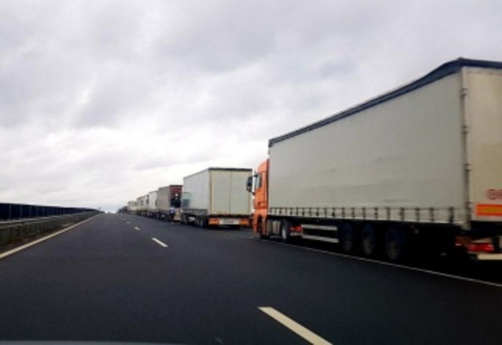 Coadă de tiruri pe 15 km la ieşirea din România, la Vama Giurgiu. Autorităţile române cer sprijin celor bulgare